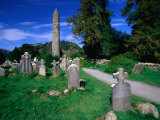 The Round Tower of Glendalough, Leinster, Ireland Impressão fotográfica por Greg Gawlowski The Round Tower of Glendalough, Leinster, Ireland Impressão fotográfica por Greg Gawlowski