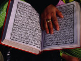 Hand Resting on Open Koran (Qaran), Delhi, India Fotografisk tryk af Richard I'Anson Hand Resting on Open Koran (Qaran), Delhi, India Fotografisk tryk af Richard I'Anson