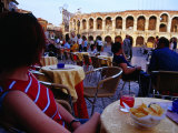 Traveller Relaxing at Outdoor Cafe on Piazza Bra, Verona, Italy Photographie par Glenn Beanland