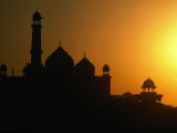 Domes and Minarets of Mosque in Taj Mahal Gardens Silhoutted at Sunset, Agra, Uttar Pradesh, India Photographie par Richard I'Anson