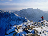 Walking Narrow Ridge Between Carrauntoohill and Beenkeragh in the Magillicuddy Reeks, Ireland Lámina fotográfica por Gareth McCormack Walking Narrow Ridge Between Carrauntoohill and Beenkeragh in the Magillicuddy Reeks, Ireland Lámina fotográfica por Gareth McCormack