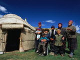 Krygz Family Portrait Outside Summer Yurt, Outside of Kochkor, Kyrgyzstan Photographie par Anthony Plummer