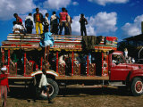 Eric Wheater - People Standing on Roof of Crowded Intercity Bus, Port-Au-Prince, Ouest, Haiti - Fotografik Baskı Eric Wheater - People Standing on Roof of Crowded Intercity Bus, Port-Au-Prince, Ouest, Haiti - Fotografik Baskı