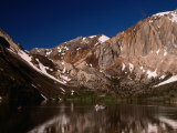 Lone Fisherman on Convict Lake Surrounded by Mountains, California, USA Photographie par Stephen Saks