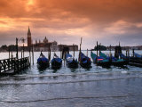 Gondolas at High Tide, Venice, Veneto, Italy Lámina fotográfica por Roberto Gerometta Gondolas at High Tide, Venice, Veneto, Italy Lámina fotográfica por Roberto Gerometta