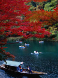 Visites touristiques en bateau permettant de découvrir les couleurs de l'automne de Arashiyama, Kyoto, Japon Photographie par Frank Carter