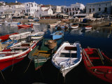 Boats in Harbour, Mykonos Town, Greece Photographie par Wayne Walton