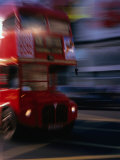 Bus in Picadilly Circus, London, United Kingdom Lámina fotográfica por Chris Mellor