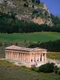 Ancient Doric Temple in Front of Mountain, Segesta, Sicily, Italy Photographie par Stephen Saks