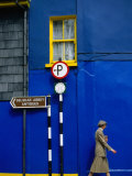 Woman Walking Past Building, Wexford, Ireland Photographie par Martin Moos