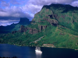 A Sailboat Cruises Past Mountainous Shoreline, Moorea, Society Islands, The, French Polynesia Photographie par Peter Hendrie