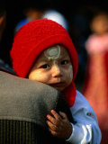 Baby on His Father's Shoulder, Mawlamyaing, Mon State, Myanmar (Burma) Photographie par Bernard Napthine