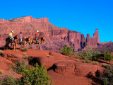 Riders on Mules Trail Riding Through Fisher Towers, Moab, Utah, USA Fotografie-Druck von Curtis Martin