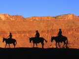 Silhouette of Mule Riders on Trail Riding Through Professor Valley, Moab, Utah, USA Fotografiskt tryck av Curtis Martin Silhouette of Mule Riders on Trail Riding Through Professor Valley, Moab, Utah, USA Fotografiskt tryck av Curtis Martin