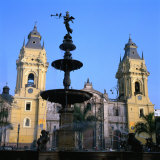 The San Francisco Monastery and Bronze Statue on Plaza De Armas in Lima, Peru Photographie par Wes Walker