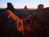 Sunset Over Rock Formations Monument Valley, Utah, USA Photographie par Rob Blakers