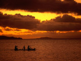 Sunset Over the Sea with an Outrigger in Silhouette, Upolu, Samoa, Upolu Lámina fotográfica por Peter Hendrie Sunset Over the Sea with an Outrigger in Silhouette, Upolu, Samoa, Upolu Lámina fotográfica por Peter Hendrie