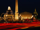 Illuminated Ancient Egyptian Obelisk and Fountain in Place De La Concorde, Paris, France Photographie par Bill Wassman
