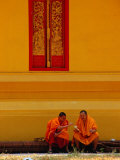 Two Monks Talking, Vientiane, Laos Photographie par Frank Carter