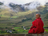 Keren Su - Monk and Farmlands in the Phobjikha Valley, Gangtey Village, Bhutan Fotografická reprodukce Keren Su - Monk and Farmlands in the Phobjikha Valley, Gangtey Village, Bhutan Fotografická reprodukce