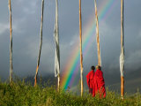 Rainbow and Monks with Praying Flags, Phobjikha Valley, Gangtey Village, Bhutan Fotografie-Druck von Keren Su