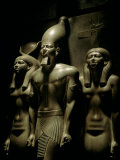 Pharaoh Menkaure with Two Goddesses, Egyptian Museum, Cairo, Egypt Fotografisk tryk af Kenneth Garrett