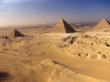 Pyramids at Giza, Khafre, Khufu, Menkaure, Egypt Lámina fotográfica por Kenneth Garrett