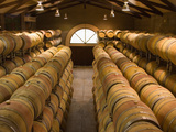 Oak Barrels in Wine Cellar at Groth Winery in Napa Valley, California, USA Lámina fotográfica por Julie Eggers Oak Barrels in Wine Cellar at Groth Winery in Napa Valley, California, USA Lámina fotográfica por Julie Eggers