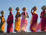 Women Carrying Pottery Jugs of Water, Thar Desert, Jaisalmer, Rajasthan, India Photographie par Philip Kramer