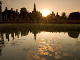 Sukhothai Ruins and Sunset Reflected in Lotus Pond, Thailand Photographie par Gavriel Jecan