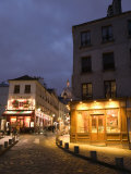 Rue Norvins and Basilique du Sacre Coeur, Place du Tertre, Montmartre, Paris, France Photographie par Walter Bibikow
