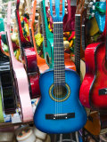 Toy Guitars, Olvera Street Market, El Pueblo de Los Angeles, Los Angeles, California, USA Photographie par Walter Bibikow