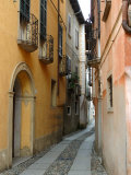 Narrow Street, Lake Orta, Orta, Italy Photographie par Lisa S. Engelbrecht