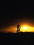 Mountain Biker Against Stormy Sunset, Fruita, Colorado, USA Fotografie-Druck von Chuck Haney
