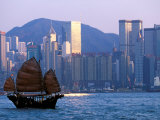 Junk Sailing in Hong Kong Harbor, Hong Kong, China Fotografie-Druck von Paul Souders