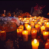 The Day of All Saints (Dia de Todos los Santos) Graves Adorned with Flowers, Michoacan, Mexico Lámina fotográfica por Igal Judisman The Day of All Saints (Dia de Todos los Santos) Graves Adorned with Flowers, Michoacan, Mexico Lámina fotográfica por Igal Judisman