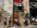 Cuban Students Walk Along a Street in Old Havana, Cuba, Monday, October 9, 2006 Reprodukcja zdjęcia autor Javier Galeano Cuban Students Walk Along a Street in Old Havana, Cuba, Monday, October 9, 2006 Reprodukcja zdjęcia autor Javier Galeano