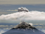 A Plume of Smoke and Steam Rises from the Popocatepetl Volcano Lámina fotográfica A Plume of Smoke and Steam Rises from the Popocatepetl Volcano Lámina fotográfica