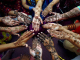 Khalid Tanveer - Pakistani Girls Show Their Hands Painted with Henna Ahead of the Muslim Festival of Eid-Al-Fitr - Fotografik Baskı Khalid Tanveer - Pakistani Girls Show Their Hands Painted with Henna Ahead of the Muslim Festival of Eid-Al-Fitr - Fotografik Baskı