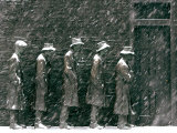 Snow Falls and Accumulates Atop George Segal's Depression Bread Line Sculpture Lámina fotográfica Snow Falls and Accumulates Atop George Segal's Depression Bread Line Sculpture Lámina fotográfica