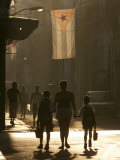 A Mother Walks Her Children to School in Old Havana, Cuba Lámina fotográfica A Mother Walks Her Children to School in Old Havana, Cuba Lámina fotográfica
