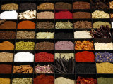 A Display of Spices Lends Color to a Section of Fancy Food Show, July 11, 2006, in New York City Fotografie-Druck von Seth Wenig