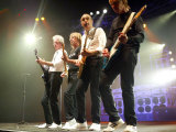 Status Quo: Andrew Bown, Rick Parfitt, Francis Rossi and Rhino, in Zurich, September 2005 Fotografisk tryk Status Quo: Andrew Bown, Rick Parfitt, Francis Rossi and Rhino, in Zurich, September 2005 Fotografisk tryk