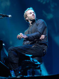 Coldplays Chris Martin Headlining the Pyramid Stage at the Glastonbury Festival, June 2005 Photographie