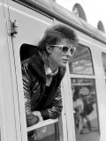 David Bowie Leaning out of Railway Carriage of Paris Boat Train at Victoria Station, July 1973 Photographie