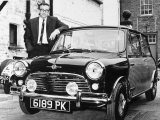 Peter Sellers with His Mini Car, 1963 Fotografisk tryk