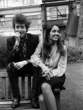 Bob Dylan and Joan Biaz in the Savoy Gardens, April 1965 Fotoprint