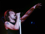 Jon Bon Jovi Raises His Hand to the Audience While Singing at One of Their Concerts Fotografiskt tryck