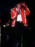 Michael Jackson Concert Tokyo Japan Red Jacket Hand on Head Singing Microphone, 1987 Fotografie-Druck