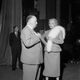 Film Director Alfred Hitchcock and Marlene Dietrich on the Set of Stage Fright Fotografie-Druck
